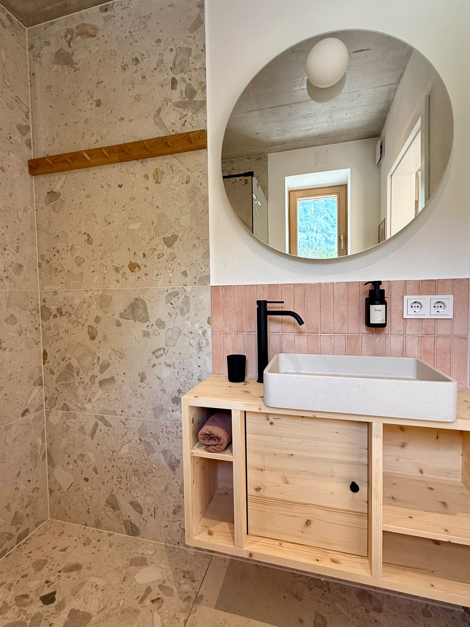 Modernes Badezimmer