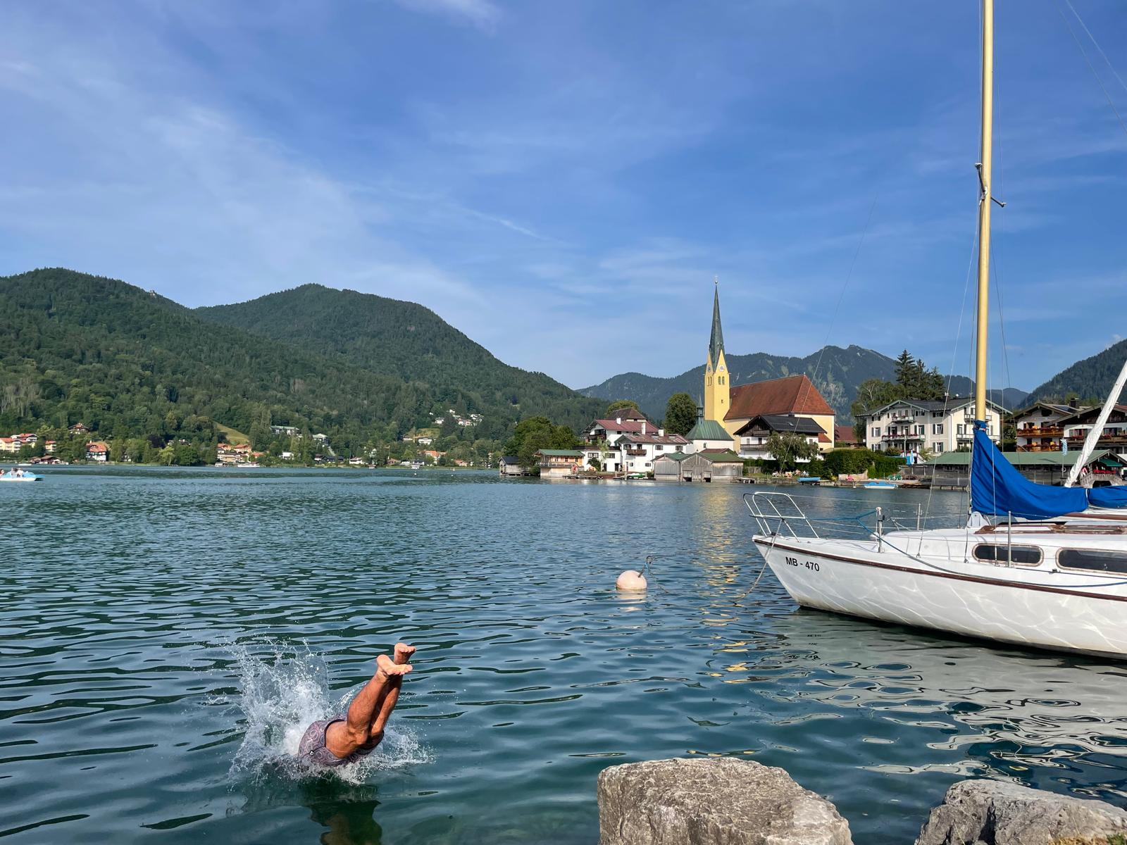 Modernes Badezimmer mit Dusche in der Ferienwohnung Rottach-Egern