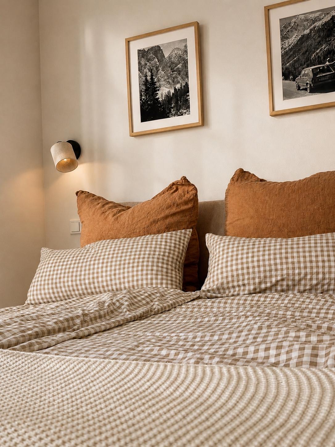 Modernes Doppelbett im Schlafbereich der Ferienwohnung