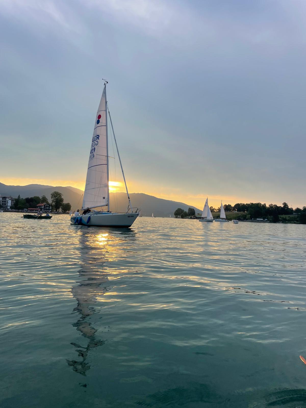 Segelboot auf dem Tegernsee während des Sommerurlaubs